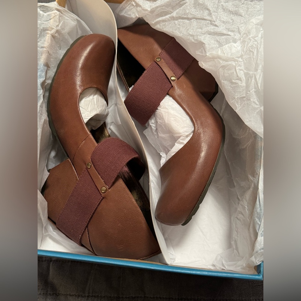 Elegant OTBT Brown Leather Women's Shoes NWT - Picture 2 of 8